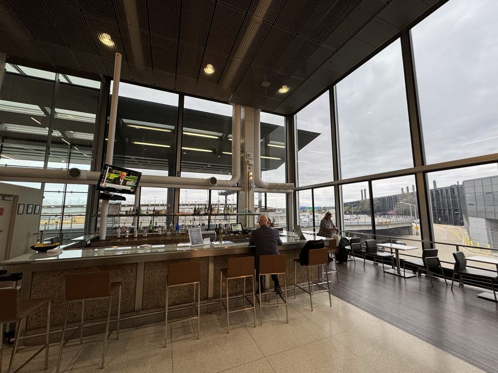 Bar at the Concourse L Admirals Club in Chicago