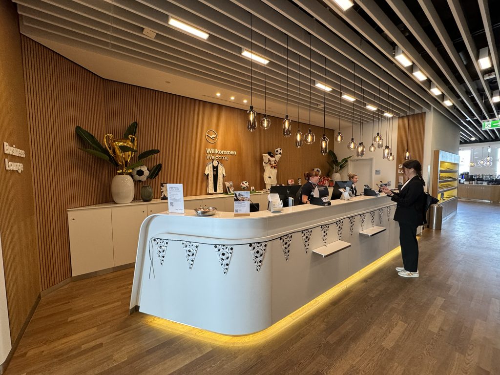 Lufthansa Business Lounge check in desk