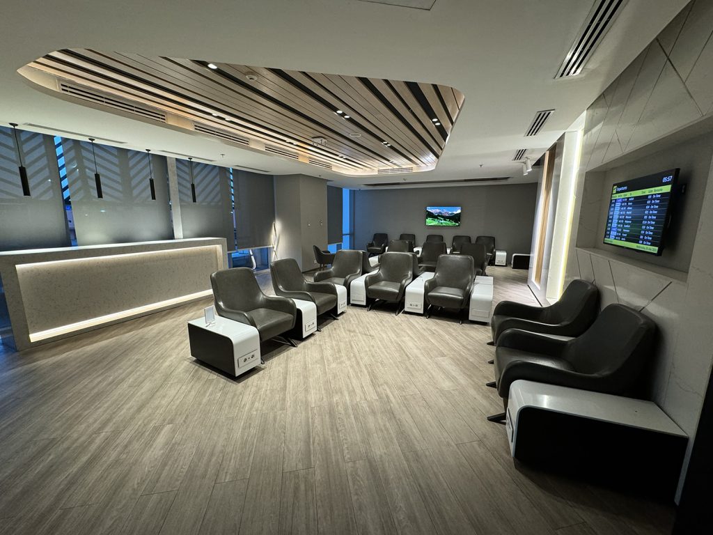 Quiet seating area at Ahlein Premium Lounge